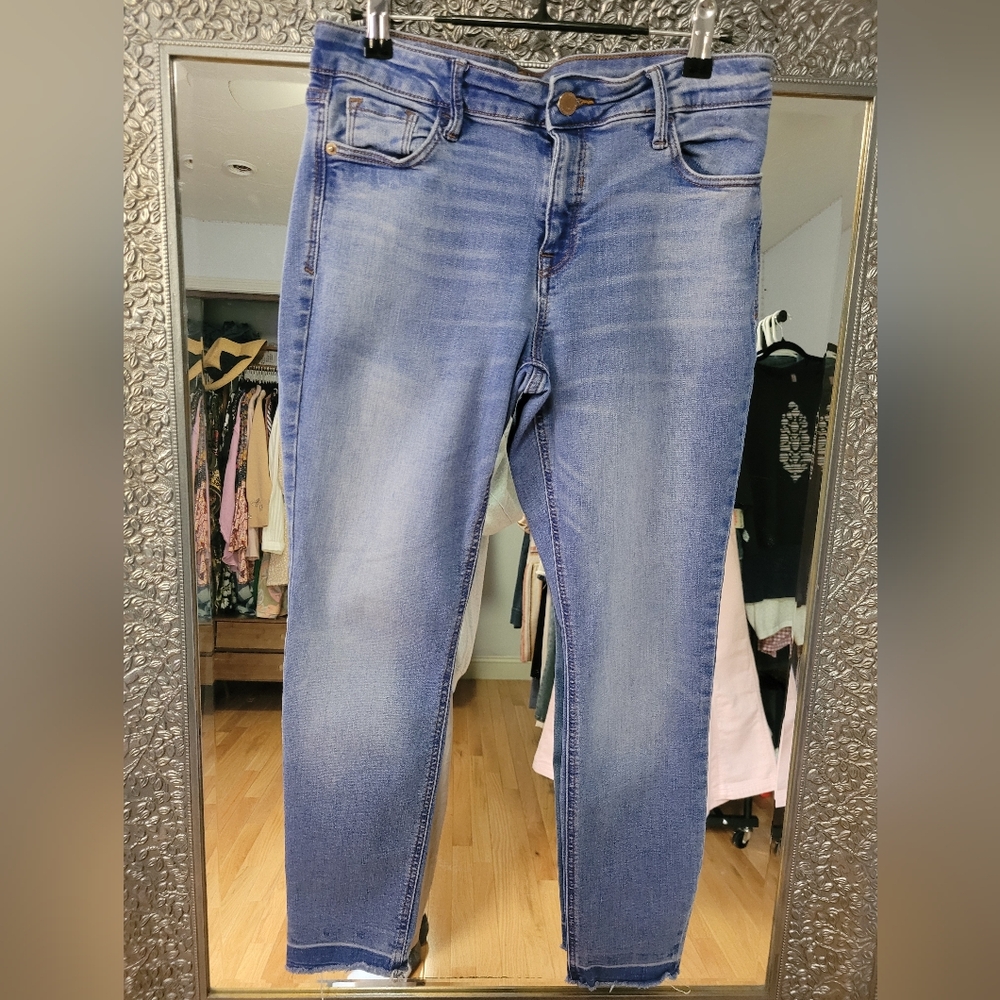Old Navy Rock Star Super Skinny Fray Ankle Jeans. Size 8.